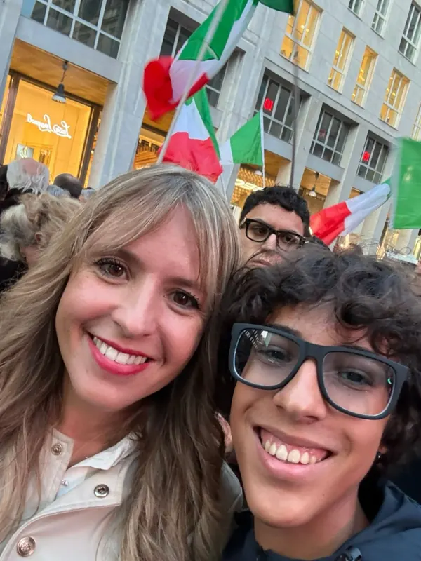 Selfie di Liam con Silvia Sardone in piazza tra le bandiere tricolori